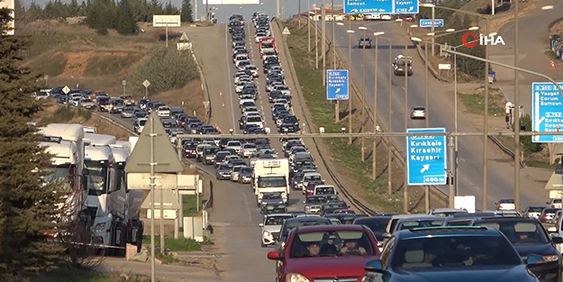 Tatilciler dönüş yoluna geçti! 43 ilin geçiş güzergahında trafik kilit