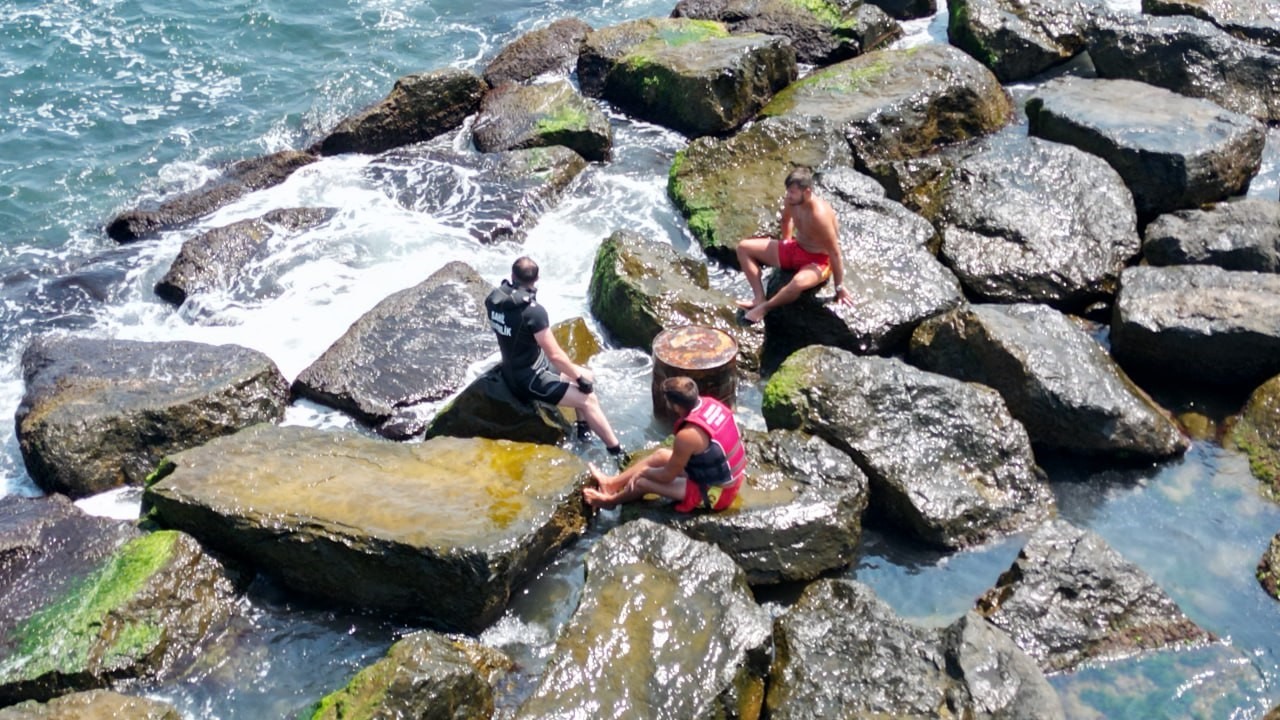Tatilciler paniğe kapıldı! Ceset sandılar bakın o cisim ne çıktı
