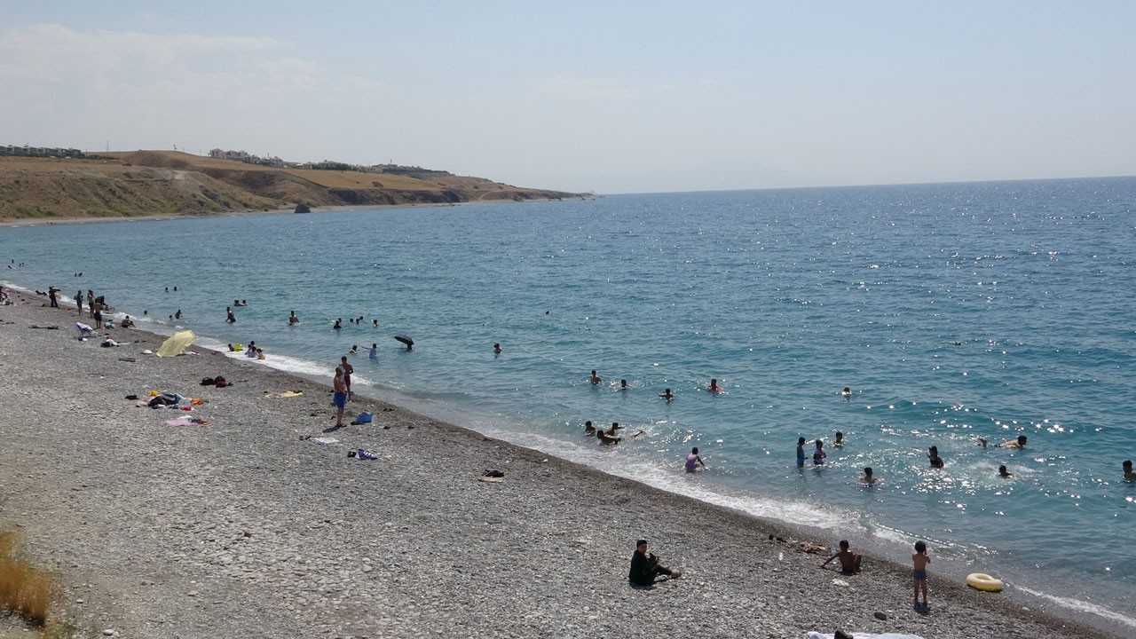 Tatilcilerin yeni gözdesi! Denize kıyısı yok ama plajı dillere destan