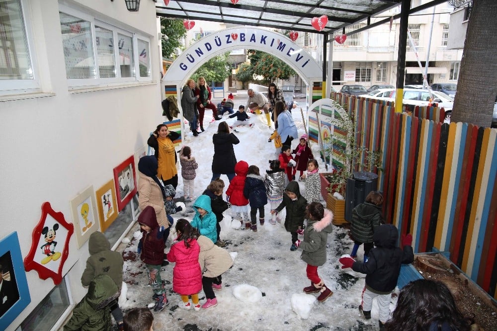 Tatile Adana’nın göbeğinde karla oynayarak girdiler 