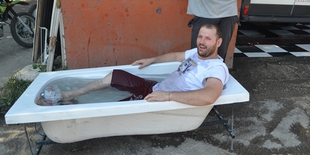 Tatili ayaklarına getirdiler