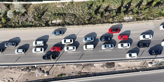 Tatilin son gününde trafik yoğunluğu havadan görüntülendi!