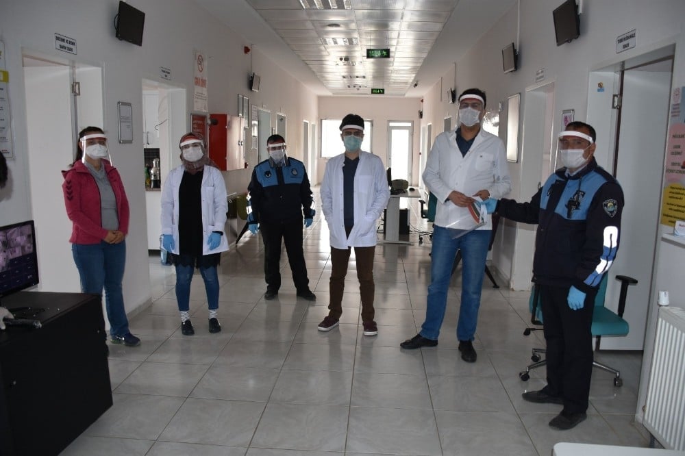 Tatvan Belediyesi ücretsiz maske dağıtımına devam ediyor 