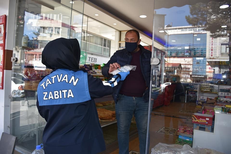 Tatvan Belediyesinden esnafa ücretsiz maske dağıtımı 