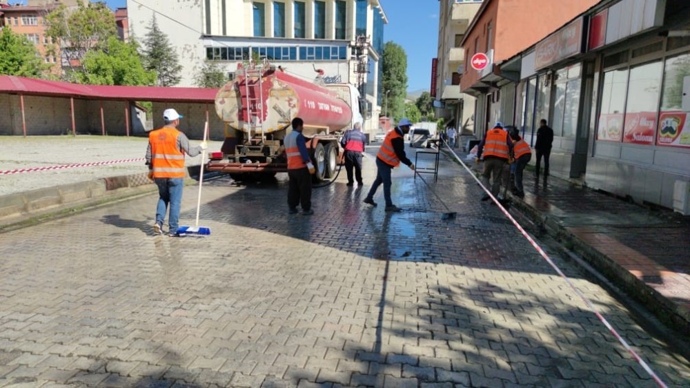 Tatvan Belediyesinden temizlik çalışması 