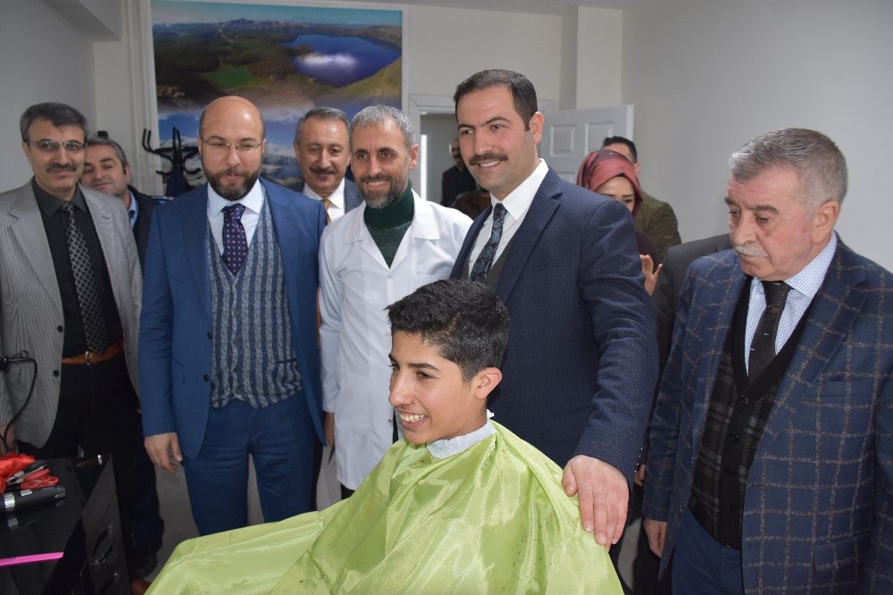 Tatvan Belediyesinden ücretsiz berber salonu hizmeti 