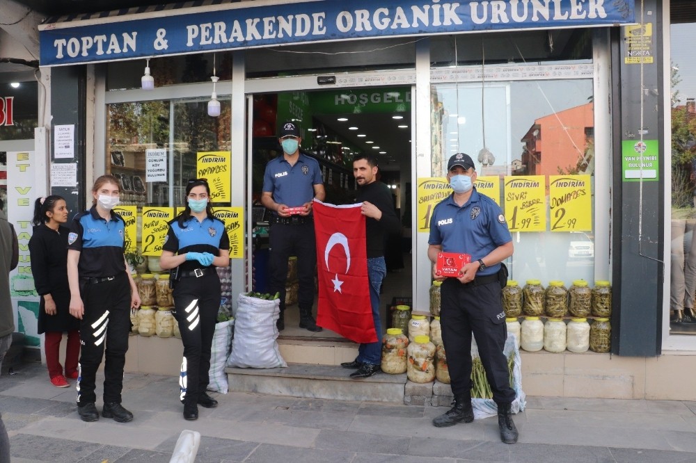Tatvan Türk bayraklarıyla donatıldı 