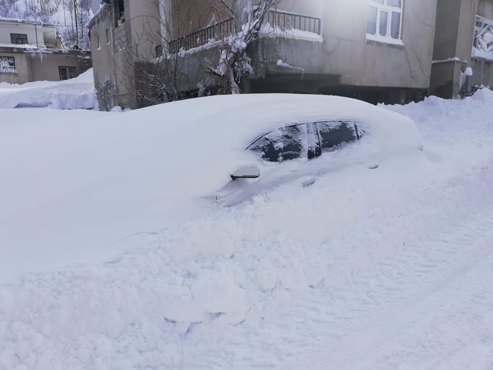 Tatvan’da 2 günde 2 metre kar yağdı 
