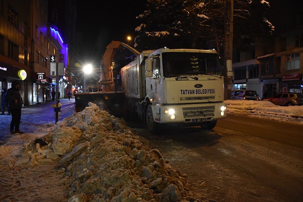 Tatvan’da 4 günde 765 kamyon kar şehir dışına taşındı 