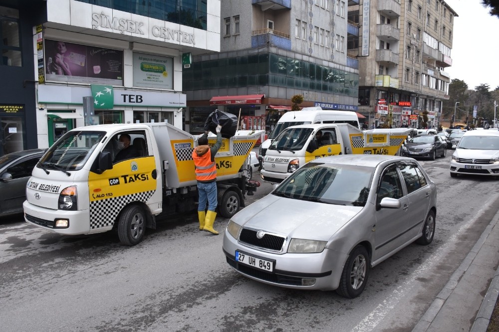 Tatvan’da çöp taksiler görev başında 