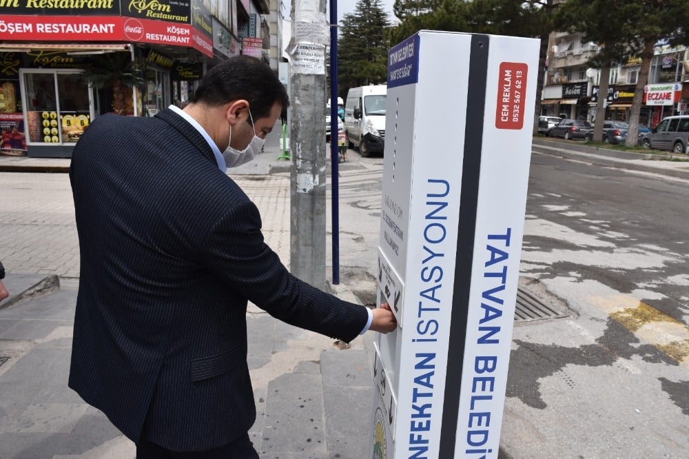 Tatvan’da el dezenfektan istasyonları kuruldu 