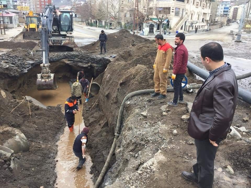 Tatvan’da içme suyu hattındaki arıza onarılıyor 