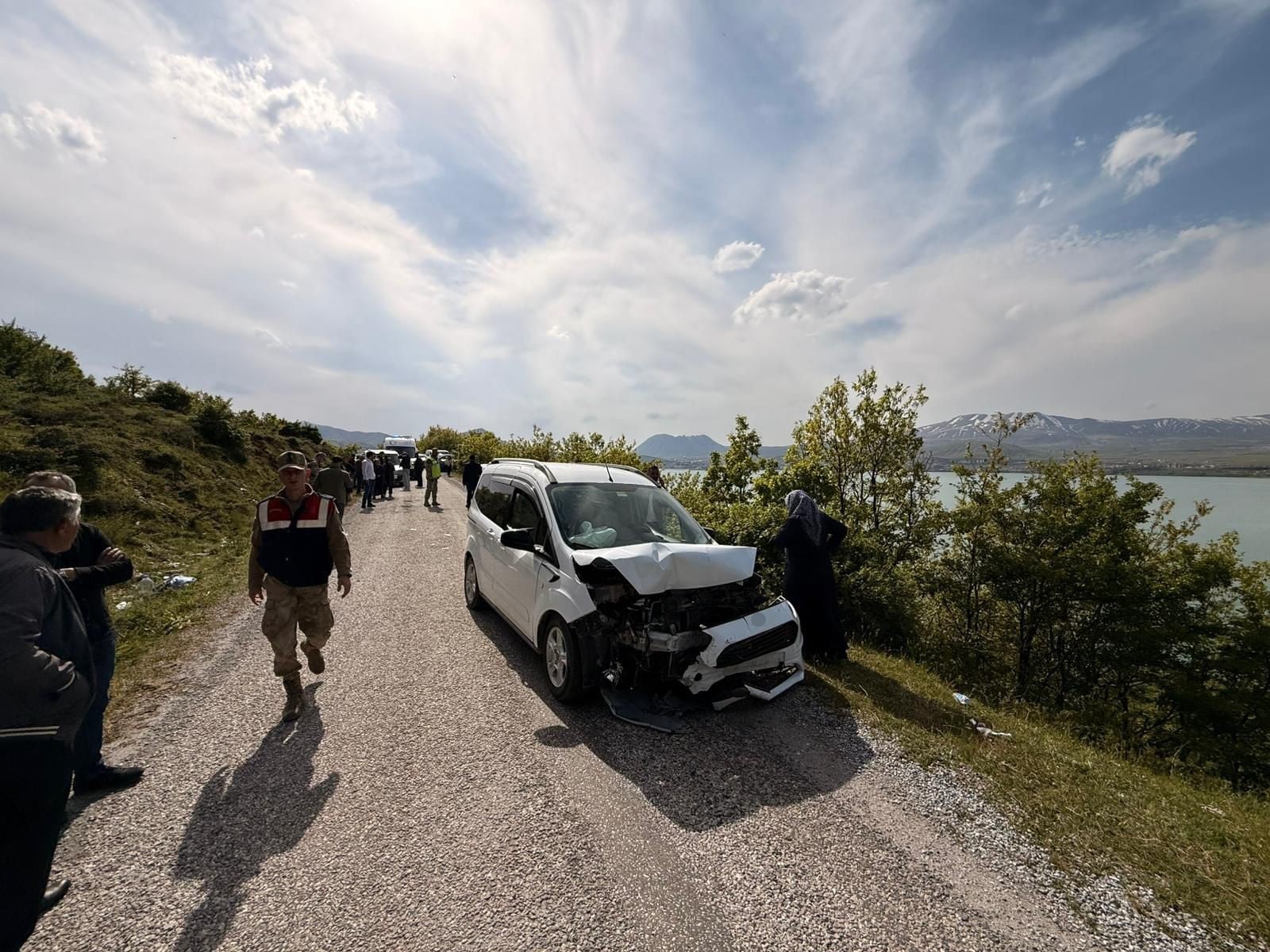 Tatvan’da otomobille kamyonet çarpıştı: 6 yaralı