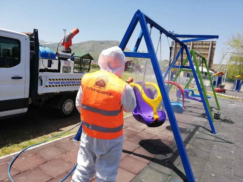 Tatvan’da parklar ve oyun grupları dezenfekte ediliyor 