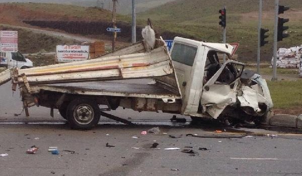 Tatvan'da TIR kamyona çarptı: 3 kişi yaralı
