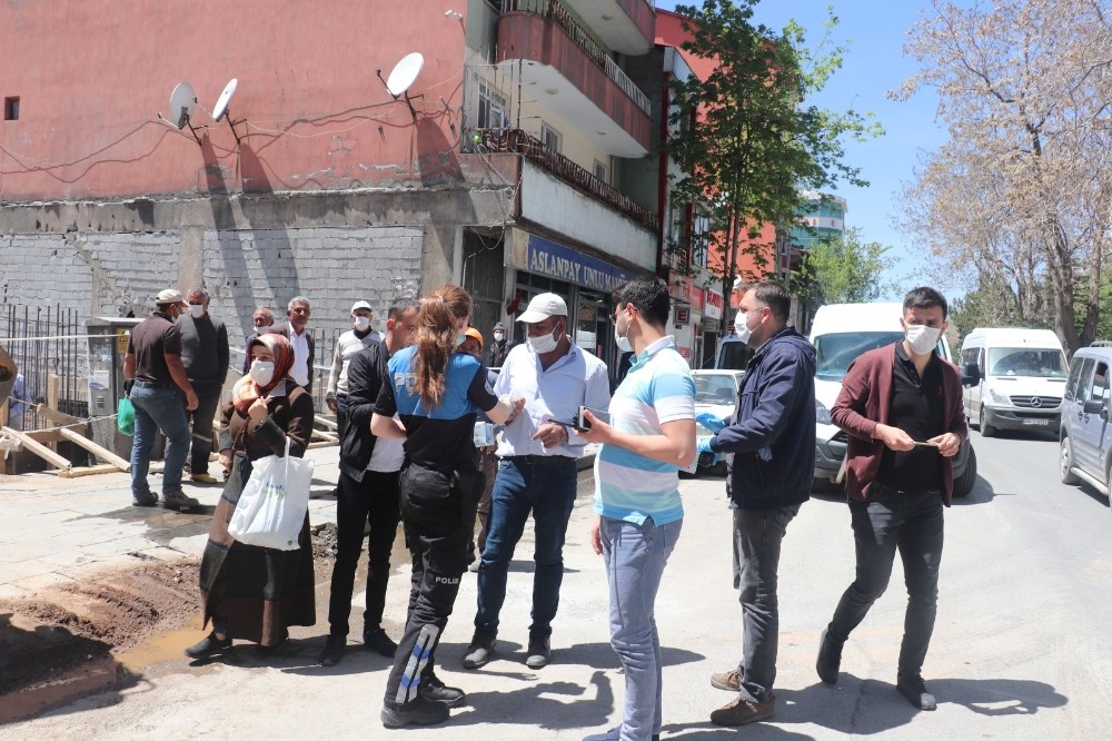 Tatvan’da vatandaşlara ücretsiz maske dağıtımı 