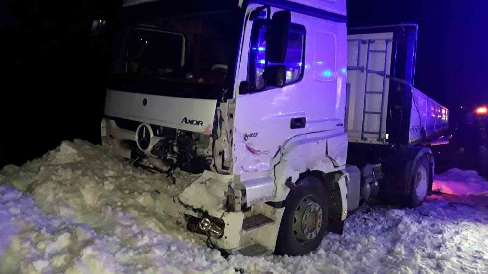 Tatvan’da zincirleme trafik kazası: 2 ölü, 3 yaralı 