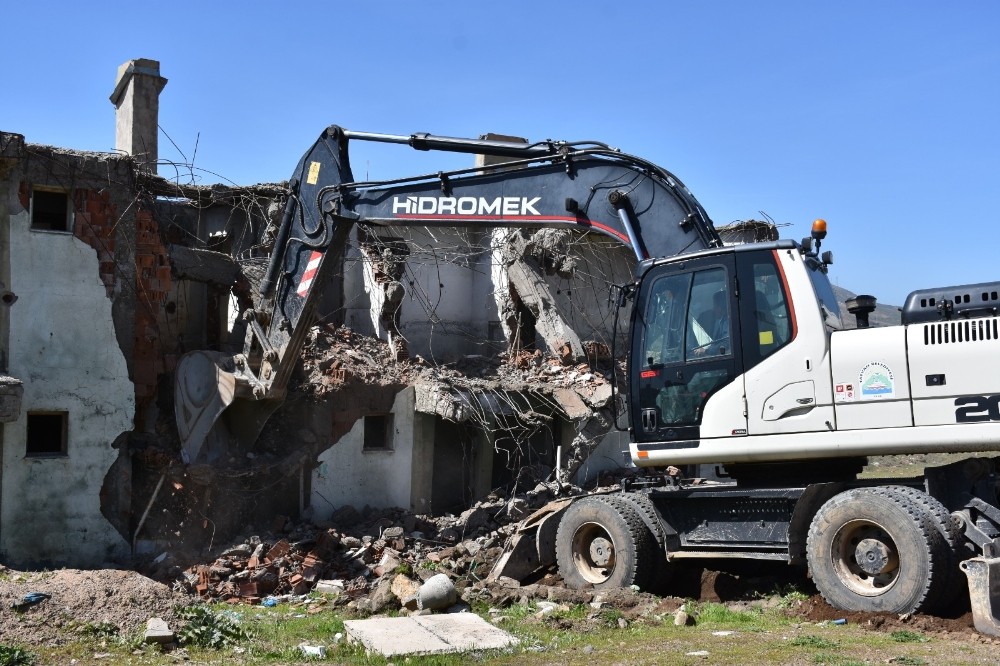 Tatvan’daki metruk binalar yıktırıldı 