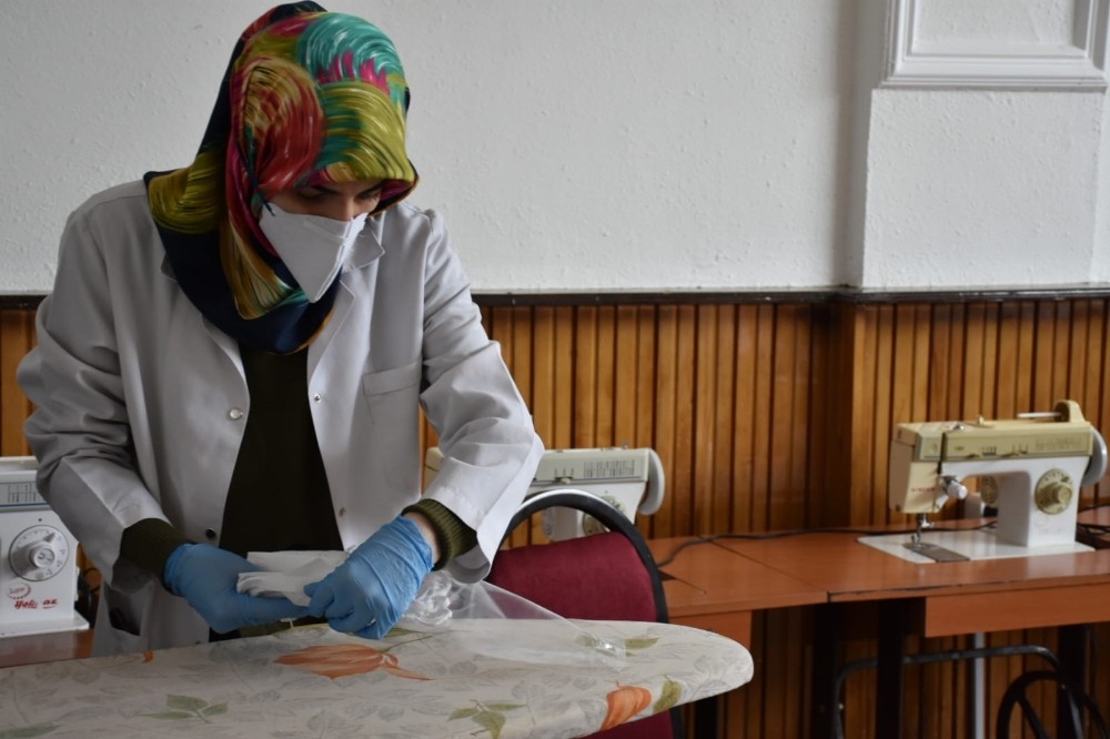 Tatvanlı kadınlar maske üretimine başladı 