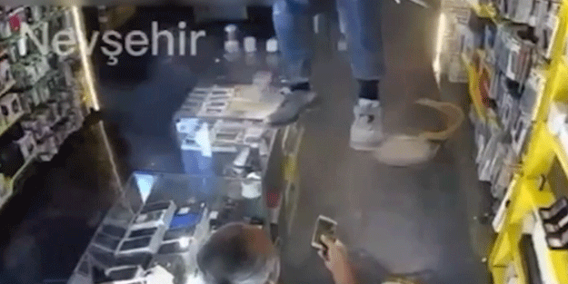 Tavanda asılı kaldı! Burası uzay değil işyeri