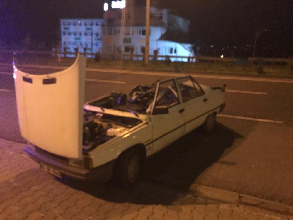 Tavanı kopan otomobilden burnu bile kanamadan kurtuldu 