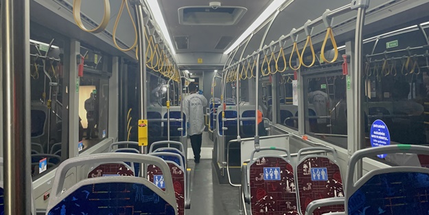 Tavanına 'yorgun mermi' isabet etti! Otobüs boşaltıldı