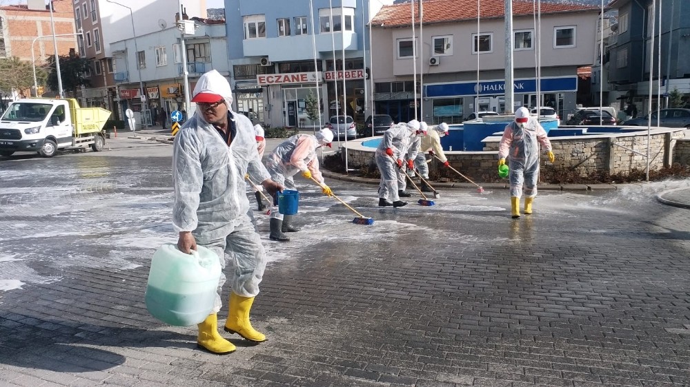 Tavas’da cadde ve sokaklar köpüklü su ile yıkandı 