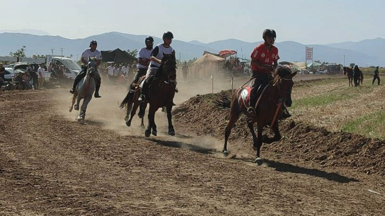 Tavas’ta heyecan başlıyor! 14. Geleneksel rahvan at yarışları için geri sayım