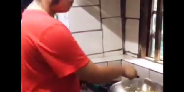 Tavayı tam çeviriyordu ki... - VIDEO