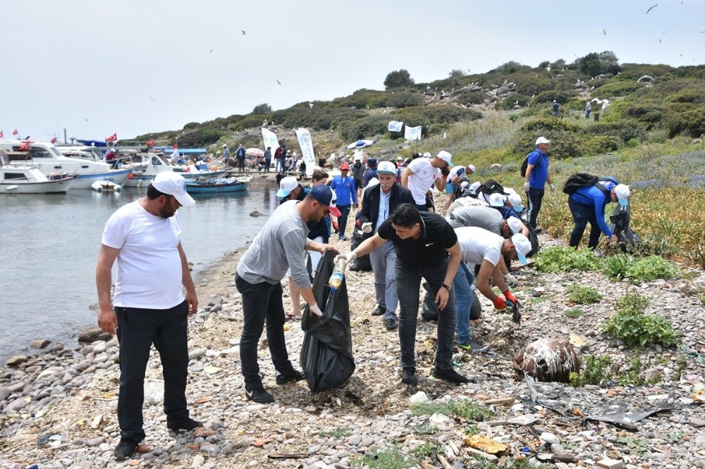 Tavşan Adası’nda kıyı ve su altı temizliği 