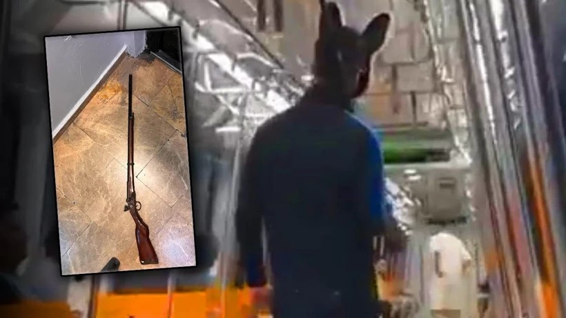 Tavşan kostümüyle metroya elinde tüfekle bindi! Gerçek sonradan ortaya çıktı