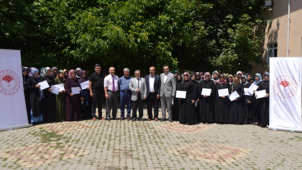 Tavşanlı’da 40 bayan kursiyere bitki yetiştiriciliği belgesi 