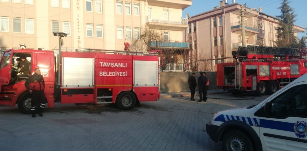 Tavşanlı’da bir evin mutfağında çıkan yangın büyümeden söndürüldü 