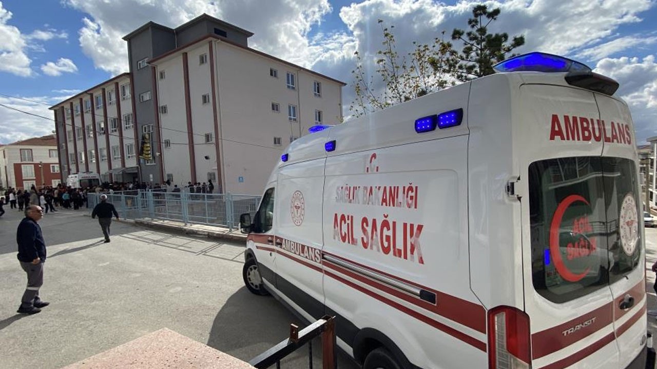 Tavuk döner yiyen 30 öğrenci zehirlendi