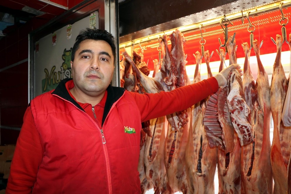 Tavuk uçtu, balık ve kırmızı et tutunmaya çalışıyor 