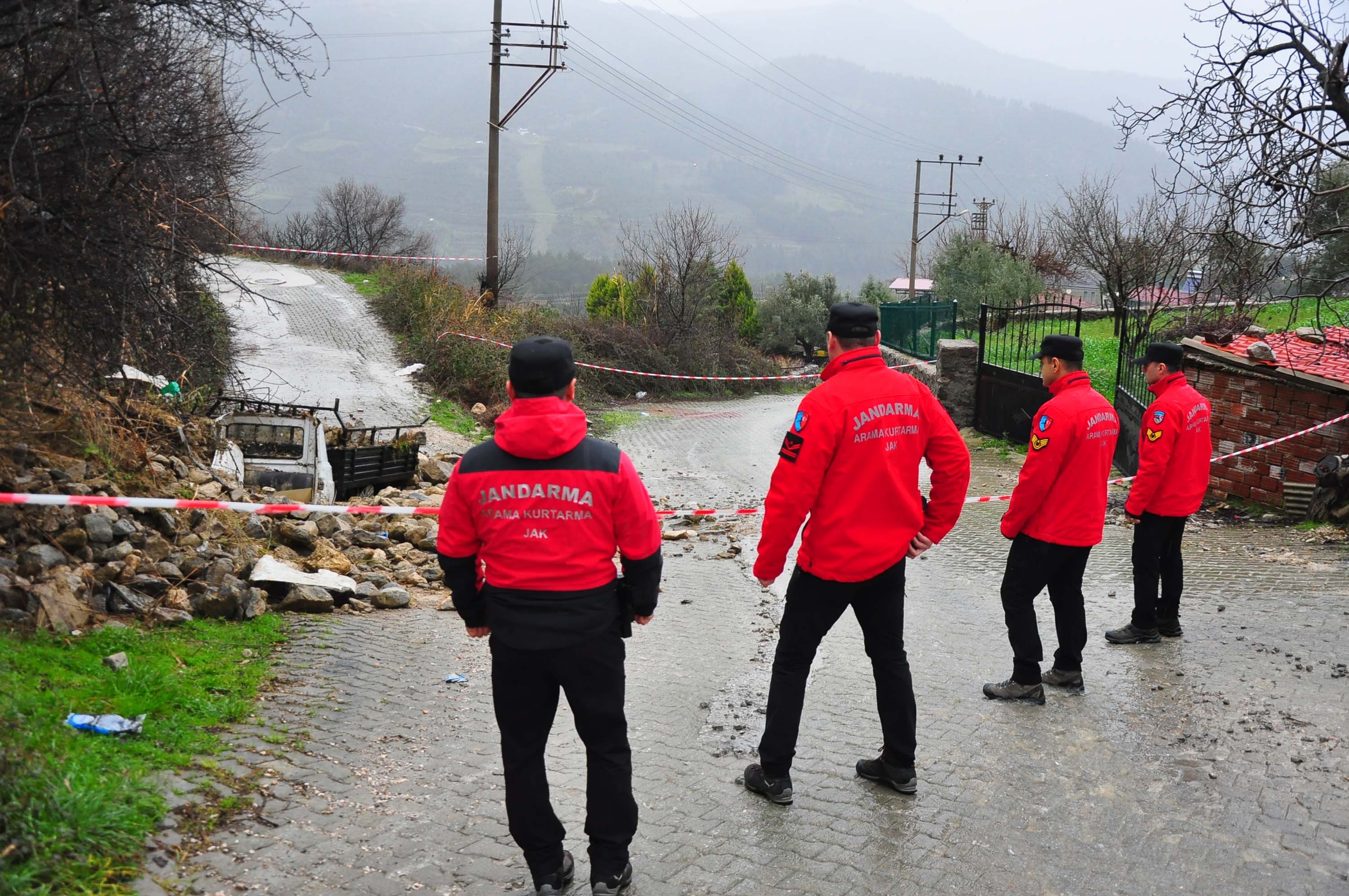Tavuklarını yiyen tilkiyi beklerken istinat duvarının altında kaldı!