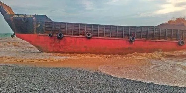 Tayfun sürükledi, ülkede kargo gemisi karaya oturdu: Ölü ve yaralılar var