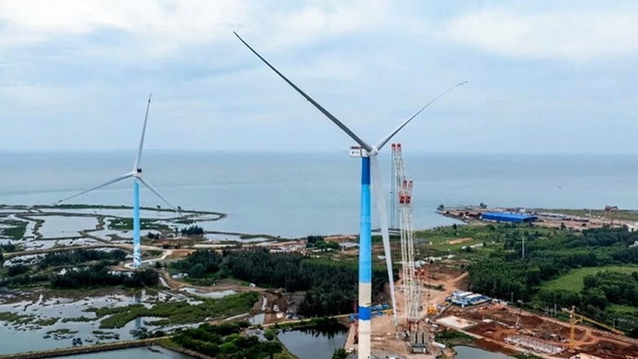 Tayfuna bile dayanır dediler! En büyük rüzgar türbininin iki kanadı kırıldı!