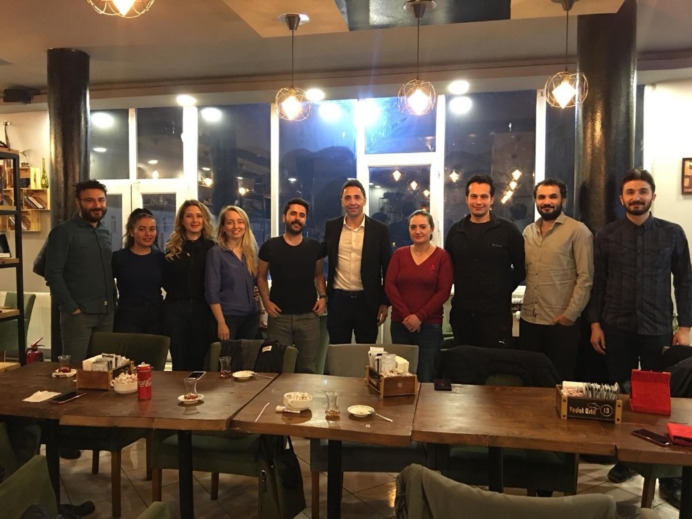 Tayini çıkan doktorlara veda yemeği 