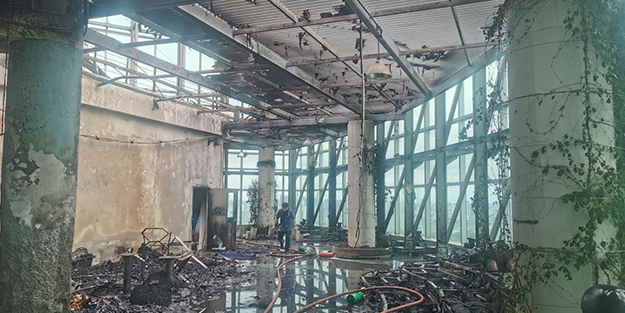 Tayland Enerji Bakanlığı binasında yangın panikletti