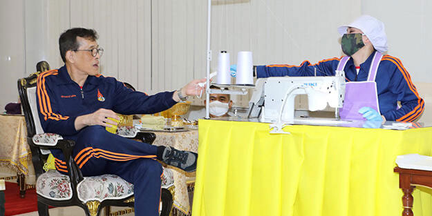 Tayland Kralı'ndan tıbbi malzeme denetlemesi