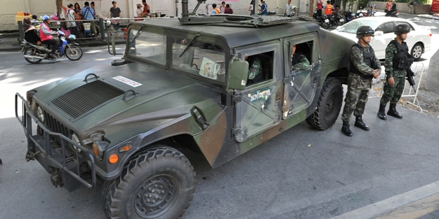 Tayland'da ABD destekli ordu yönetime el koydu!