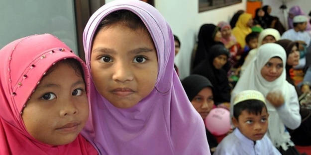 Tayland’da ikna kampları