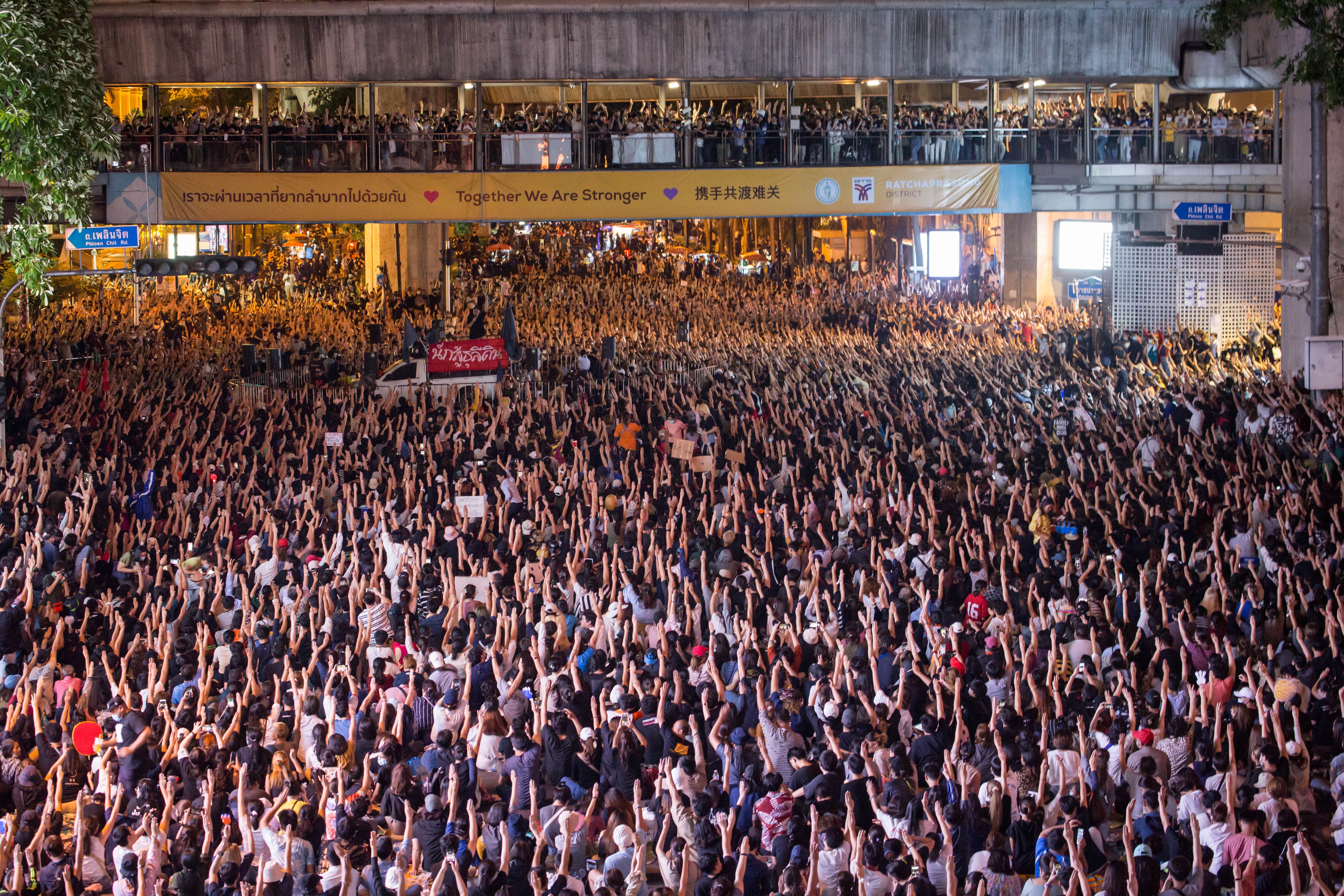 Tayland'da polis ve halk birbirine girdi!