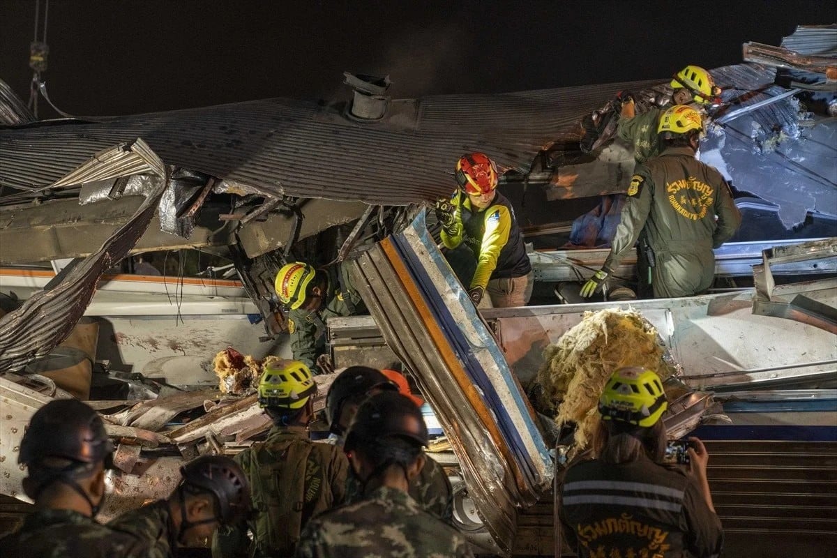 Tayland’da tren faciası: Üzerine vinç düştü, 32 ölü!