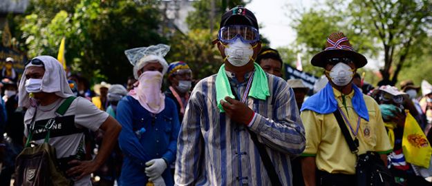 Tayland’da başbakan da göstericiler de direniyor