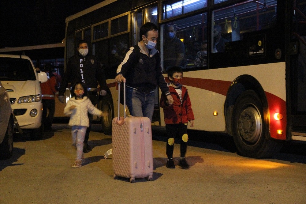 Tayland’dan getirilen 82 Türk vatandaşı İzmir’de karantinaya alındı 