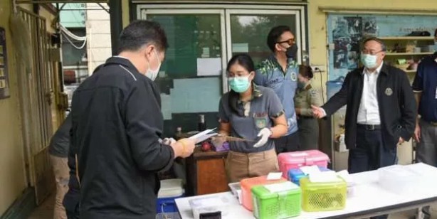 Tayland’dan Hindistan’a giden yolcunun bavulundan çıkanları görünce çok şaşıracaksınız! Canlı hayvan...