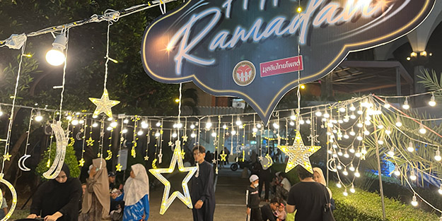 Taylandlı Müslümanlar iftarda bir araya geldi! Türk bayrağı detayı