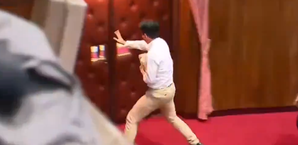 Tayvan’da film gibi olay: Belgeyi alıp meclisten kaçtı